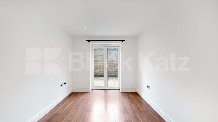 Stylish 3 bedroom minutes to Palmers Green Huguenot Drive, Palmers Green